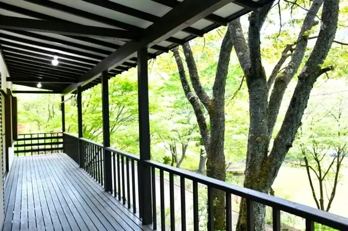 ポーラーリゾート南軽井沢1 with DOG：屋根付きデッキ